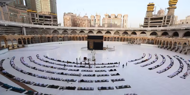 La mosquée sacrée quasiment vide